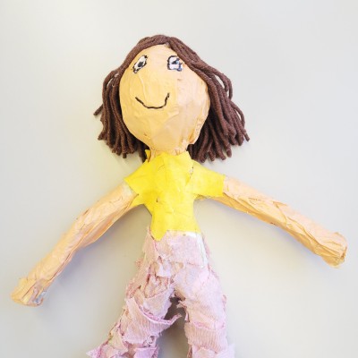 Figuren aus Zeitung, Klebeband und Gips
