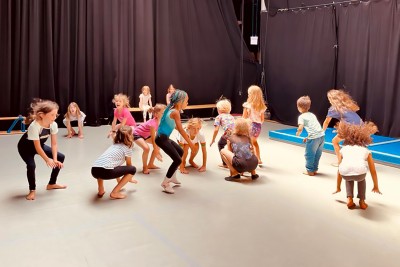Zirkus-Akro für Kinder altersdurchmischt